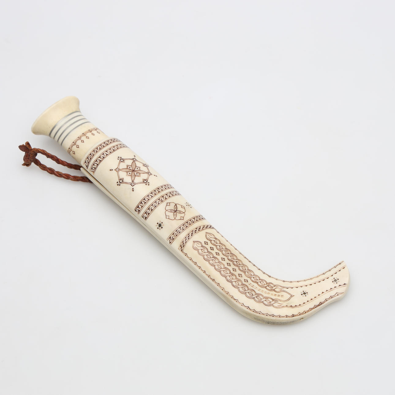 STURE HEDSTRÖM. SAMEKNIFE, full horn, signed SH, dated 89.
