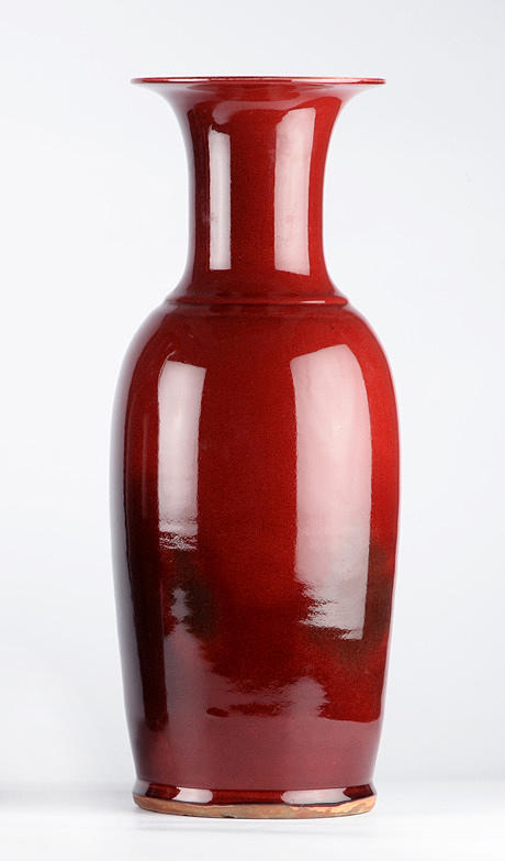 OXBLOOD VAS. 4 tecken under.