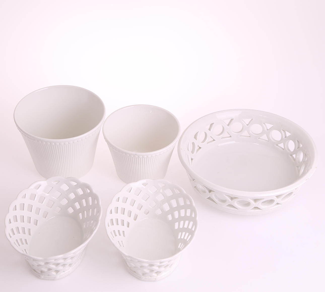 PORSLINSFÖREMÅL, 5 st, vita, 1900-tal, varav 3 st Rörstrand.