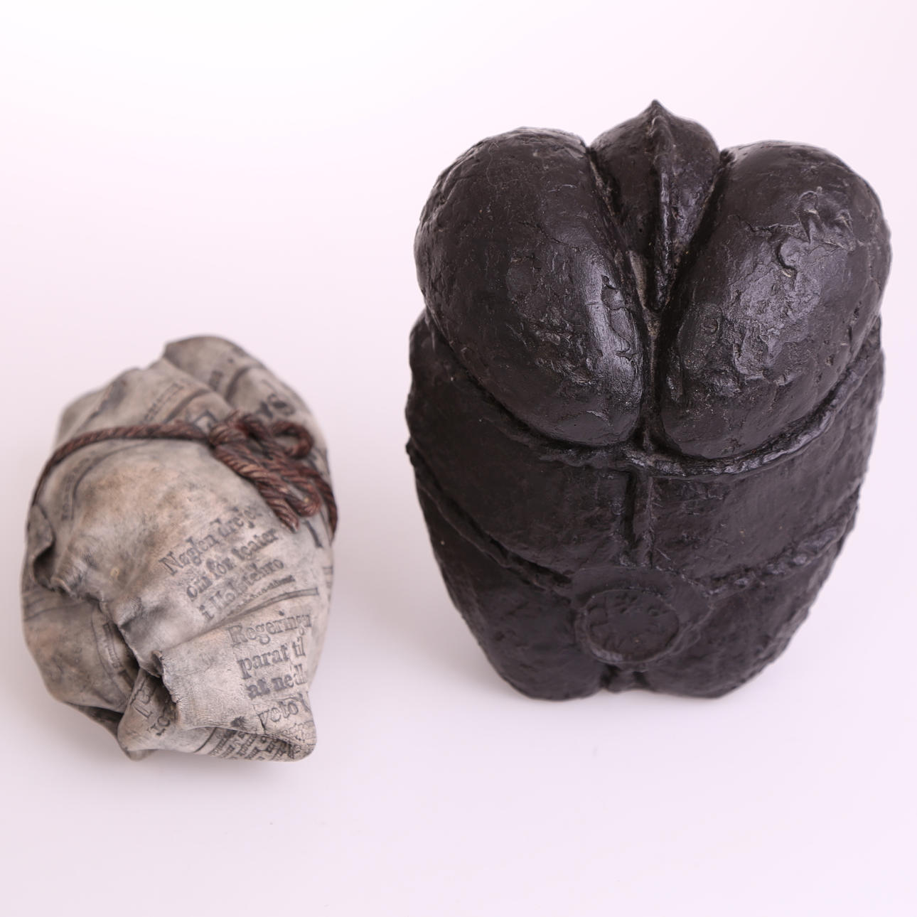 KONSTFÖREMÅL, 2 st, keramik + stenmaterial, 1900-tal.