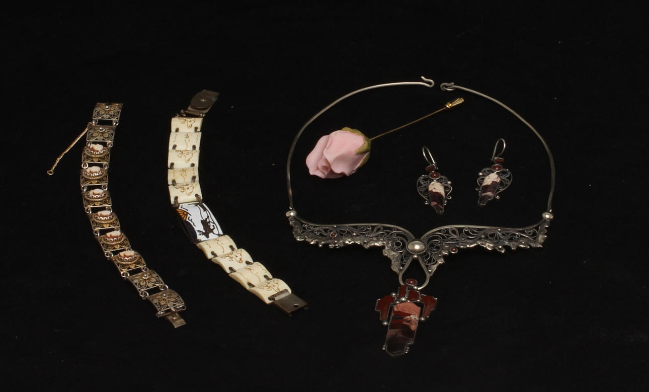 PARTI SMYCKEN, 6 delar, bland annat armband, delvis silver, 1900-tal.