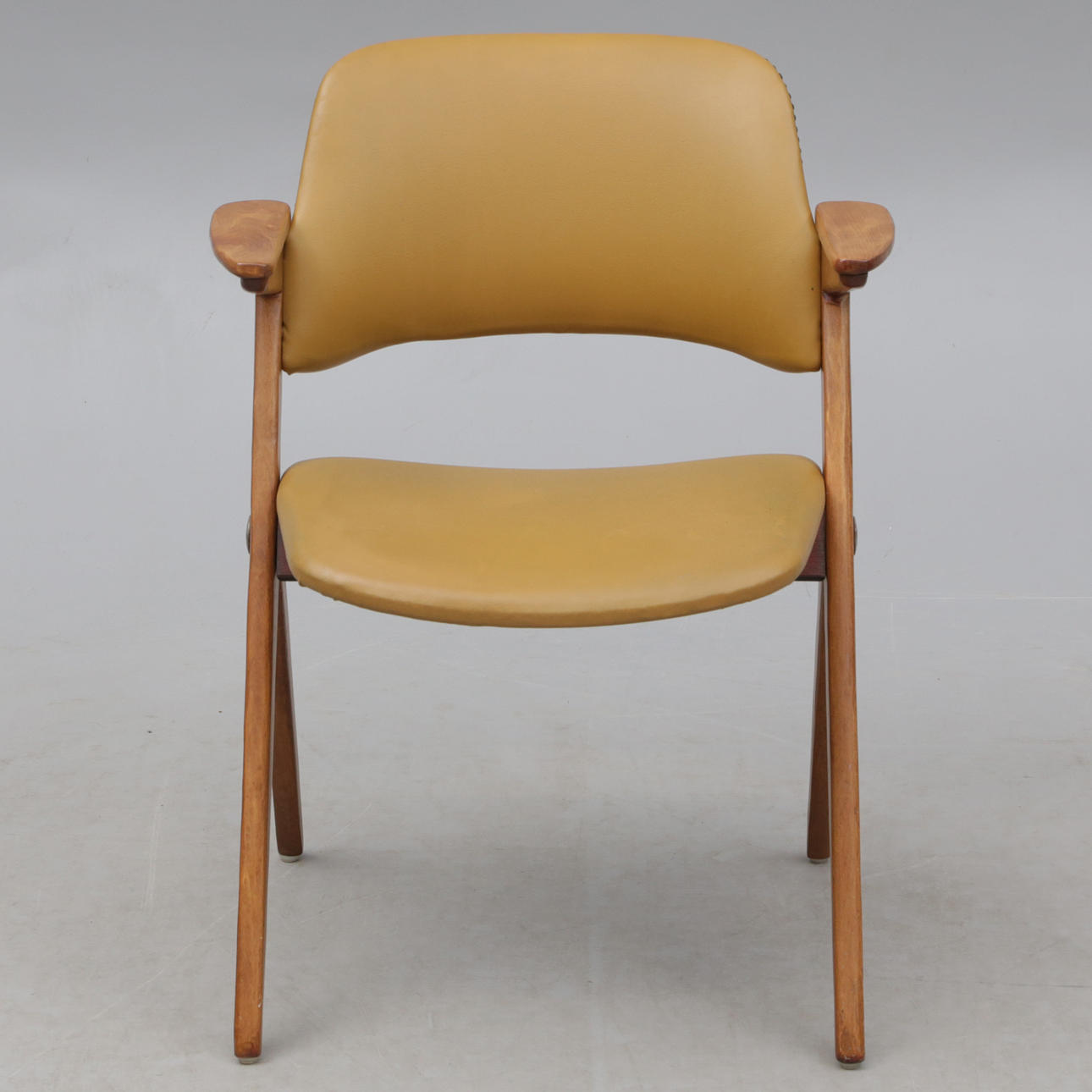 Ein NK-Stuhl, mit Emblem, 1950/60er Jahre.