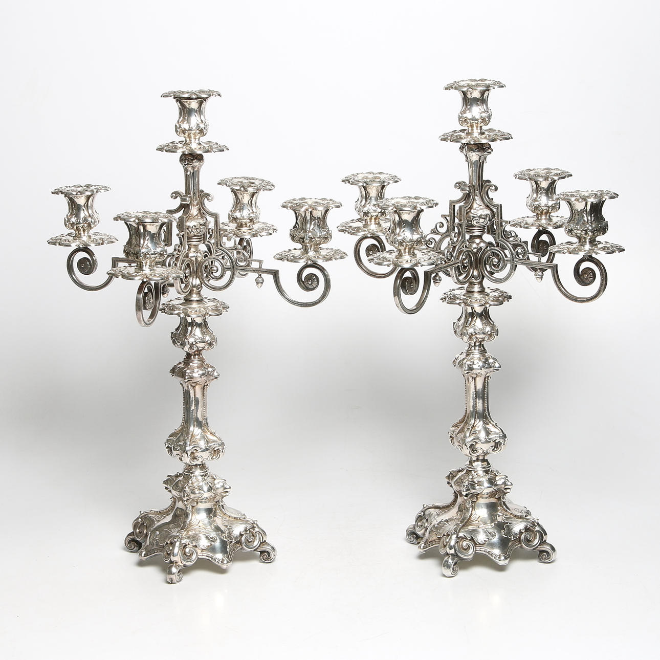 KANDELABRAR / LJUSSTAKAR, ett par, nylsilver, barockstil, Guldsmedsaktiebolaget GAB, Stockholm, 18/1900-tal.