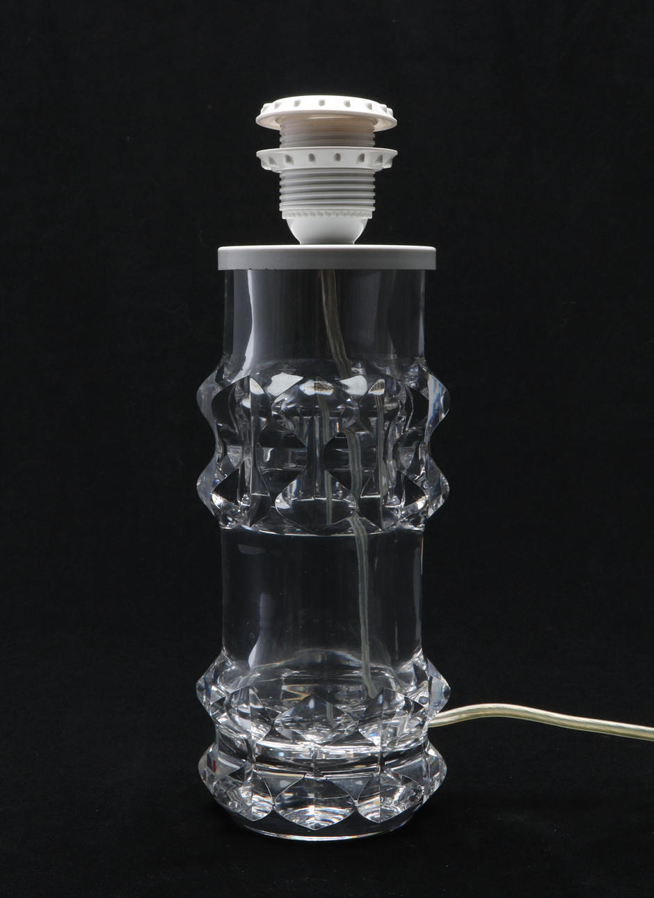 VICKE LINDSTRAND. Lampfot, Kosta, signerad.