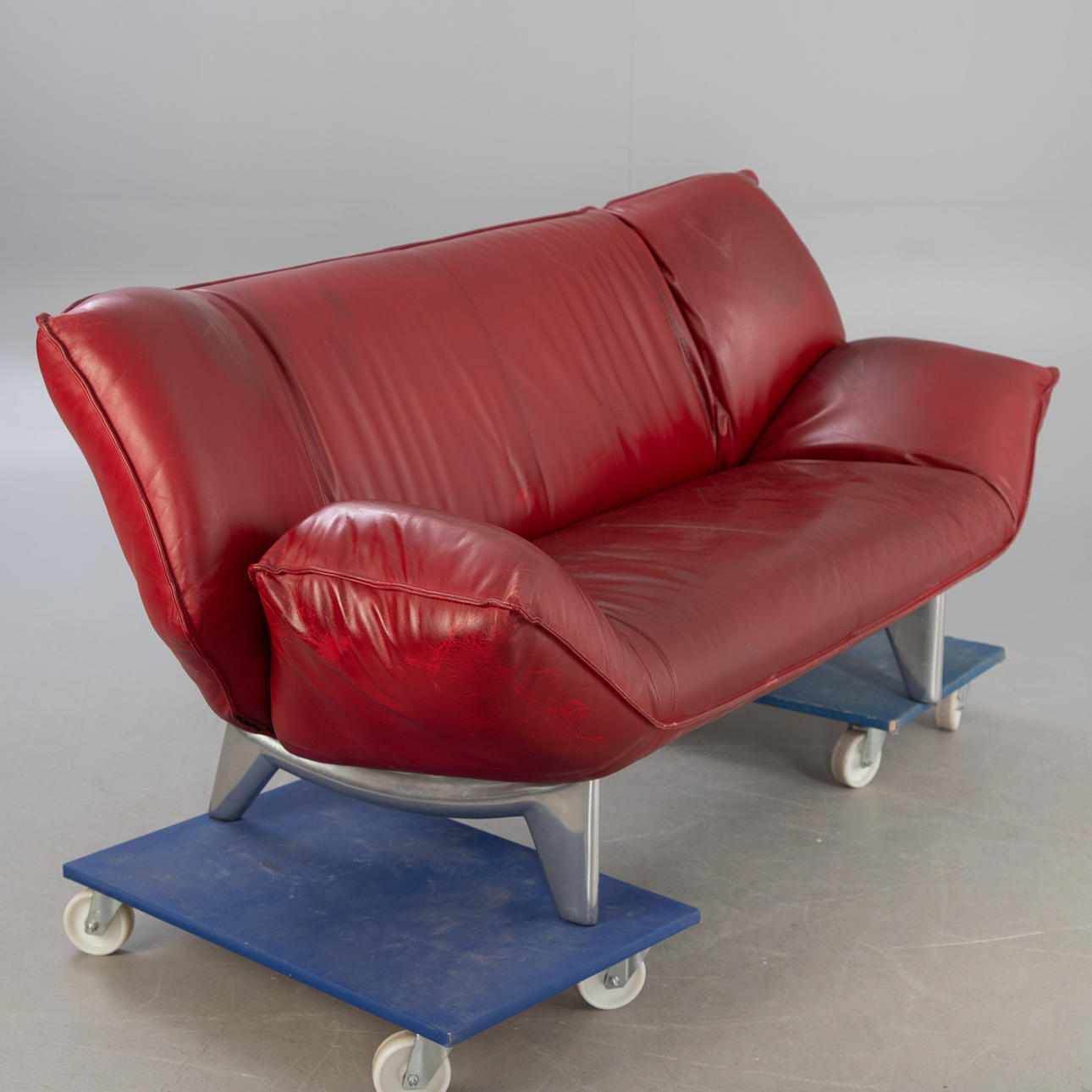 Leolux “Tango” 2-seater sofa.