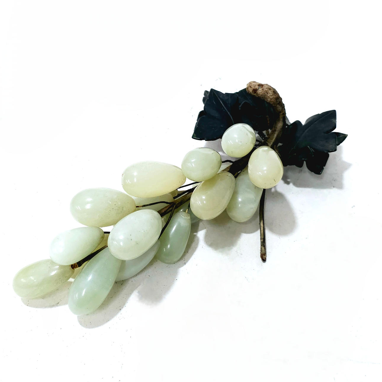 RACIMO DE UVA EN JADEITA TALLADA.