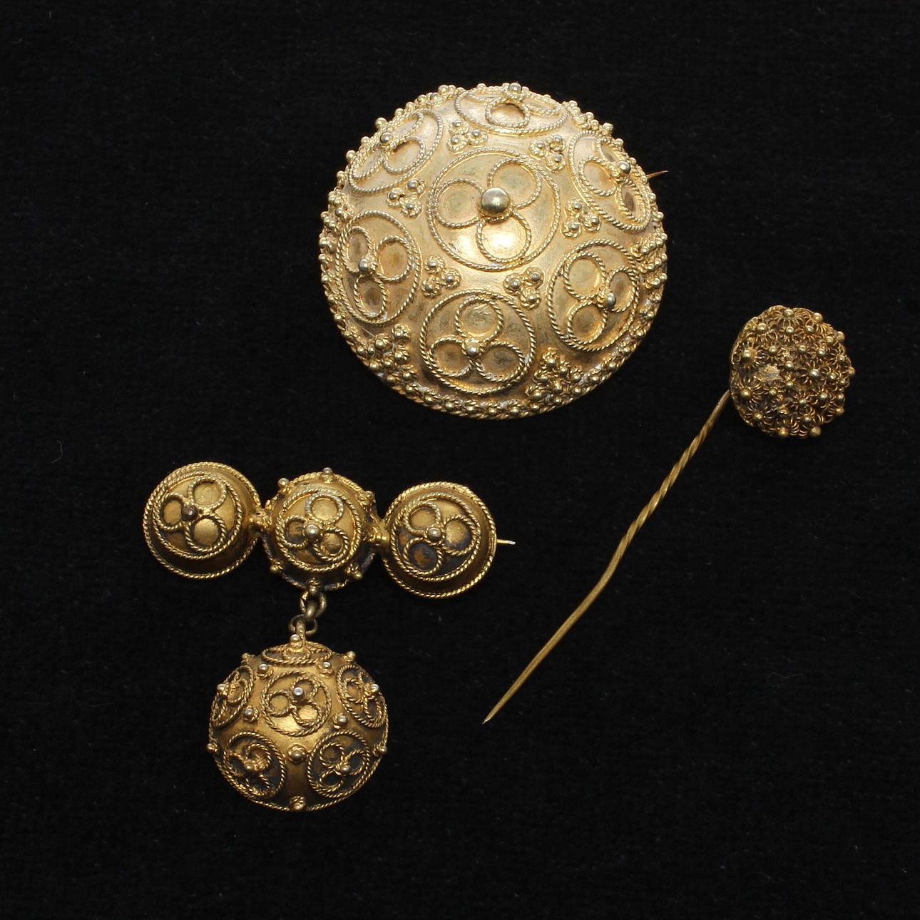 BROSCHER 2 st samt NÅL, filigranarbete, förgyllt silver, 1800-tal.