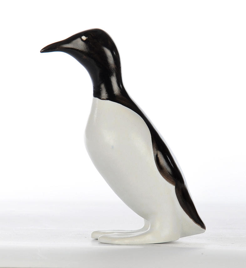 GUSTAVSBERG. Svart och vit pingvin keramik.