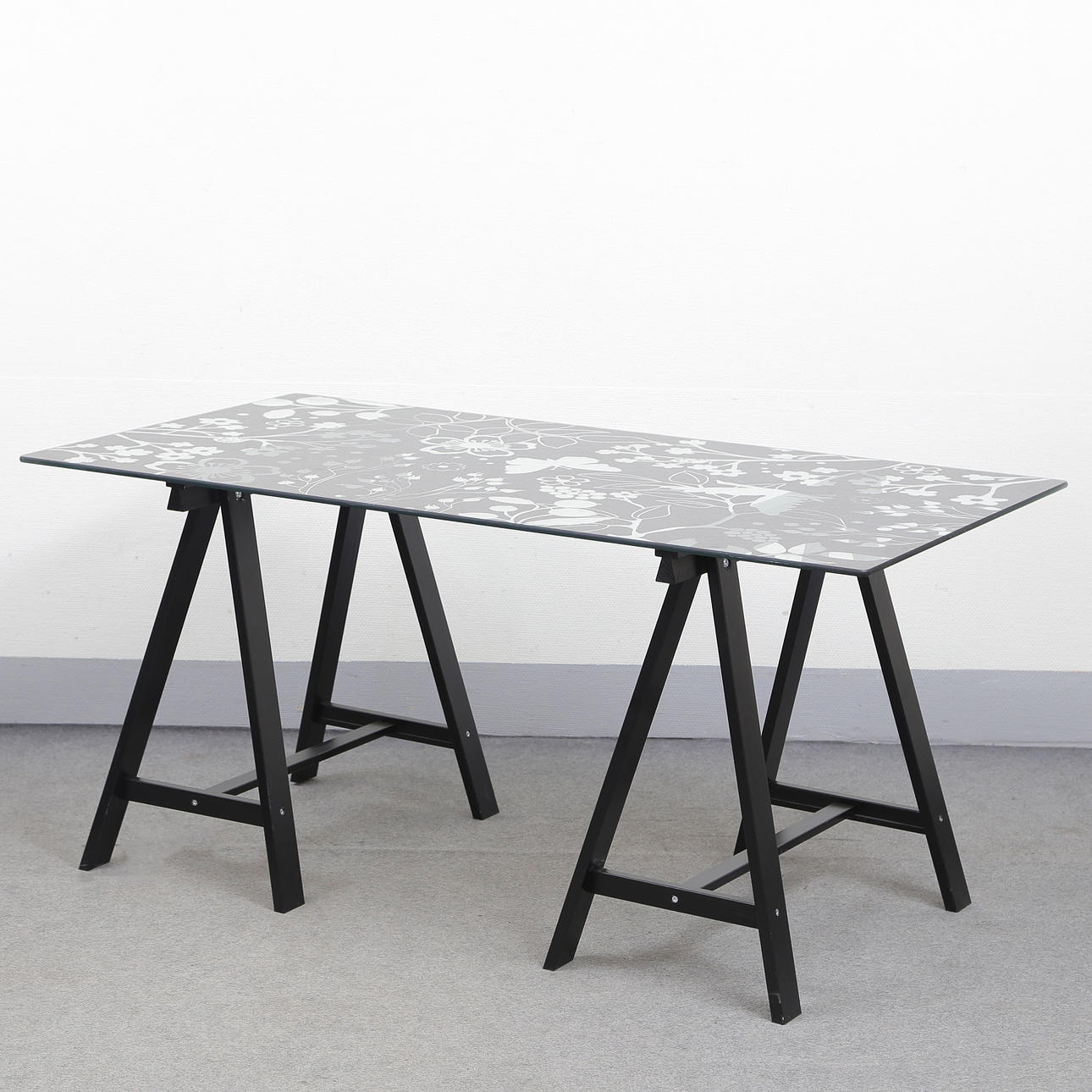 IKEA, GLASTISCH „BLUMEN“ MIT SCHWARZEN BÖCKEN.