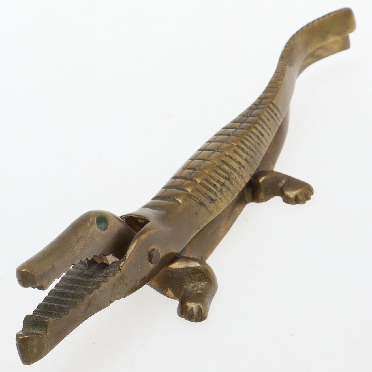 CASCANUECES, cocodrilo, latón.