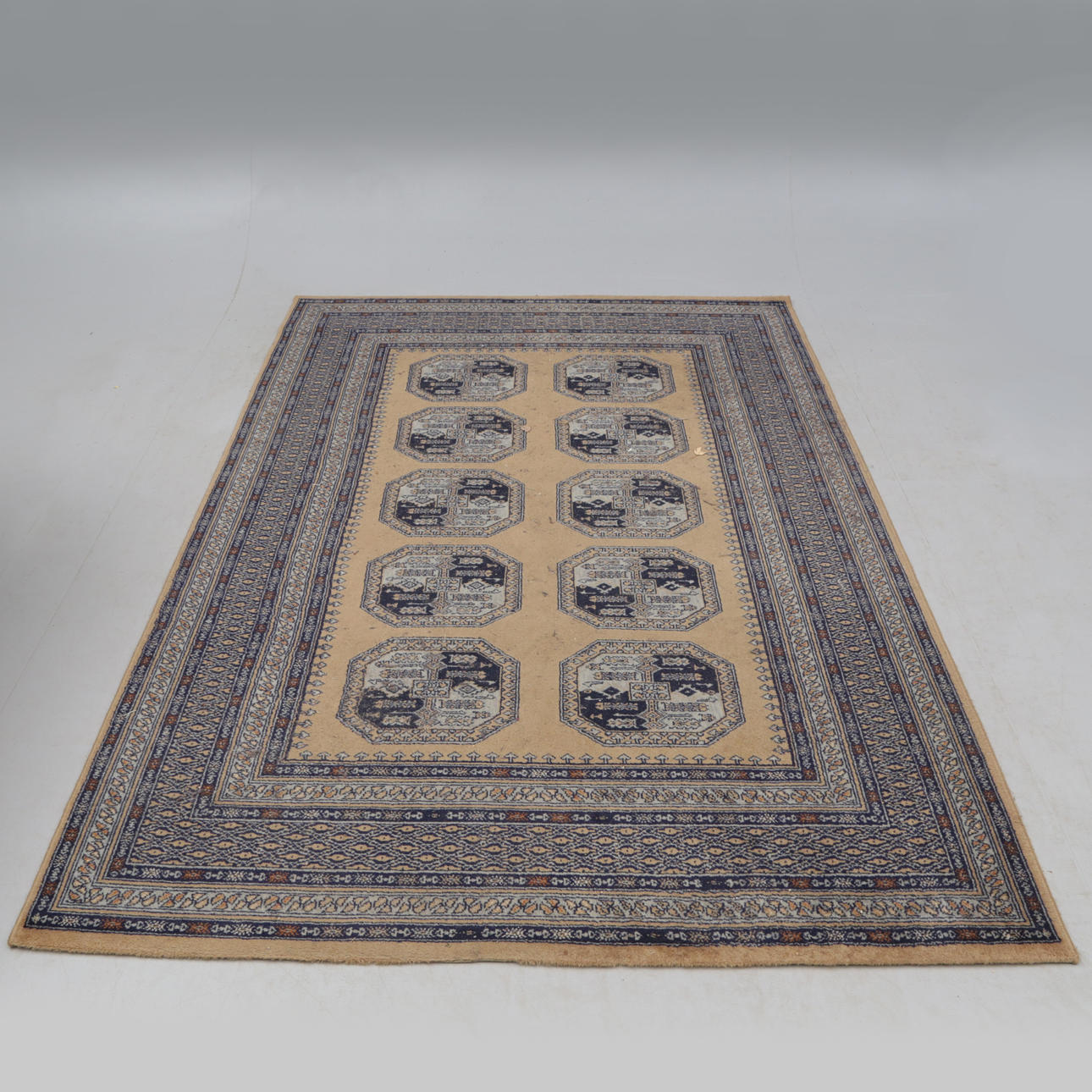 Ein Teppich, orientalisch, blau. 240x170 cm.