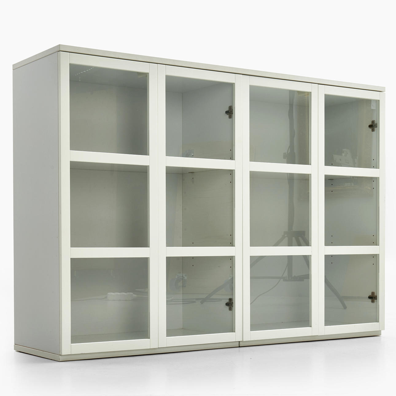 VOICE, "Libro", bokskåp, 2 delar, vitlackerade, spröjsade glasdörrar, samtida.