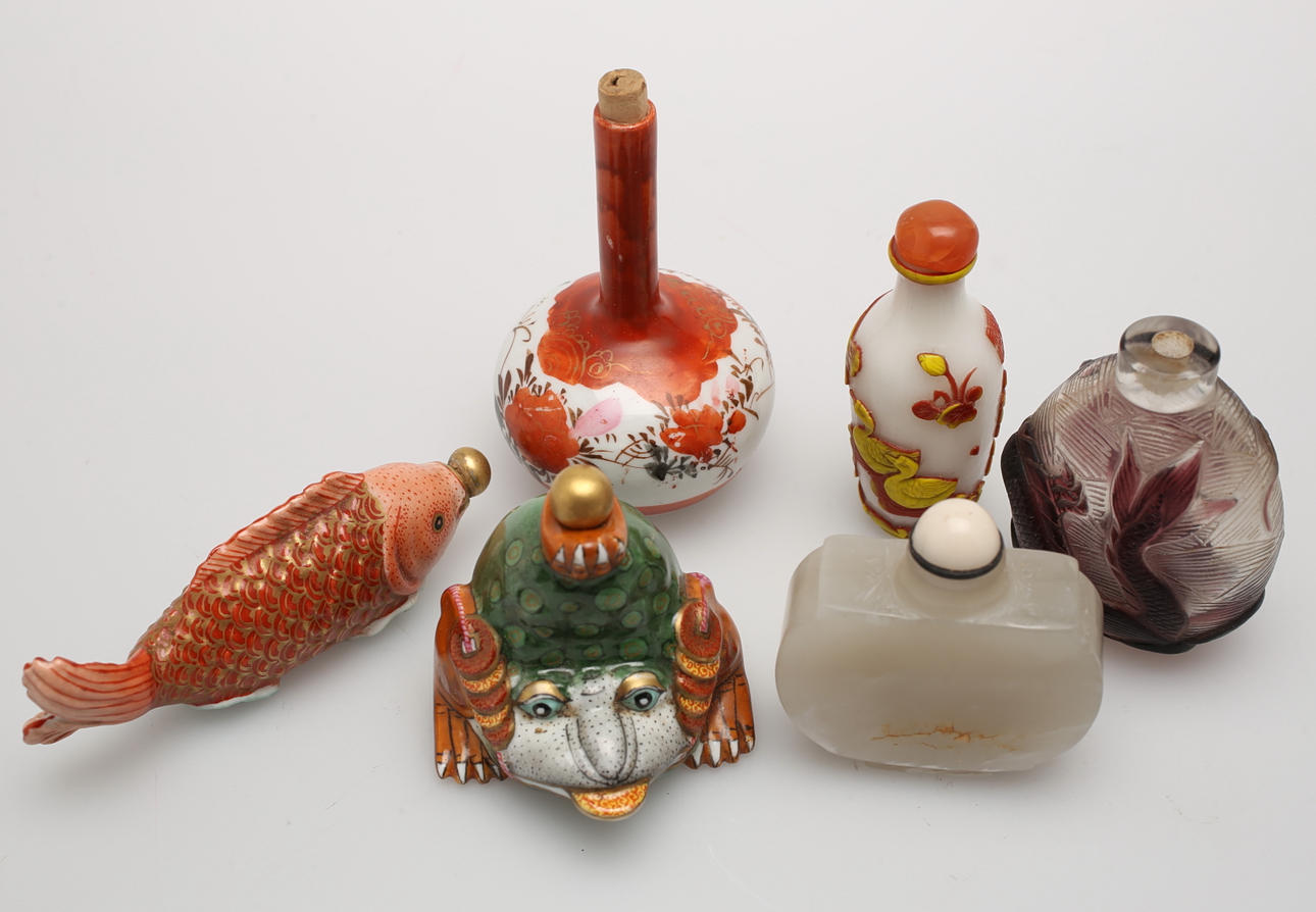 SNUSFLASKOR, 4 st bland annat Jade, FIGURINER, 2 st porslin.