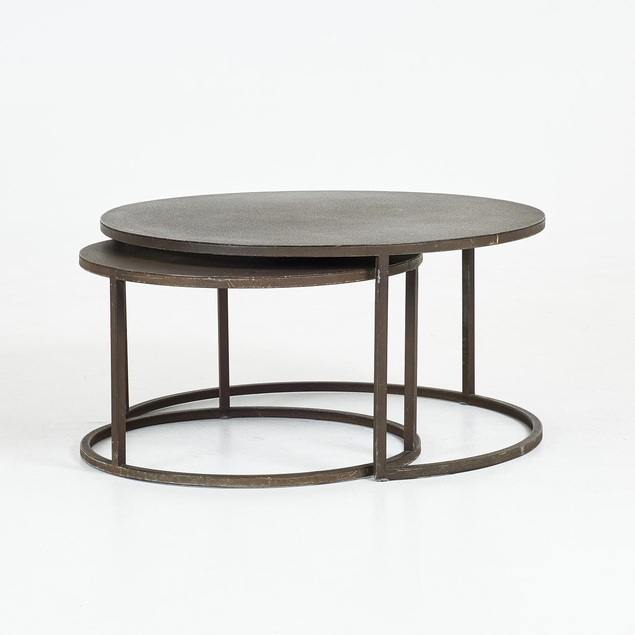 BORD. 2 st, DIS Inredning, lackerad metall, cirkulära.