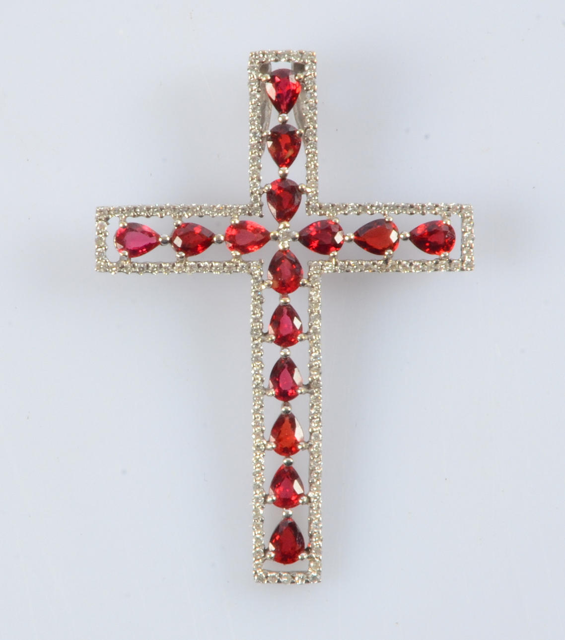 DIAMANTKORS MED GRANATER, 18K, vitguld.