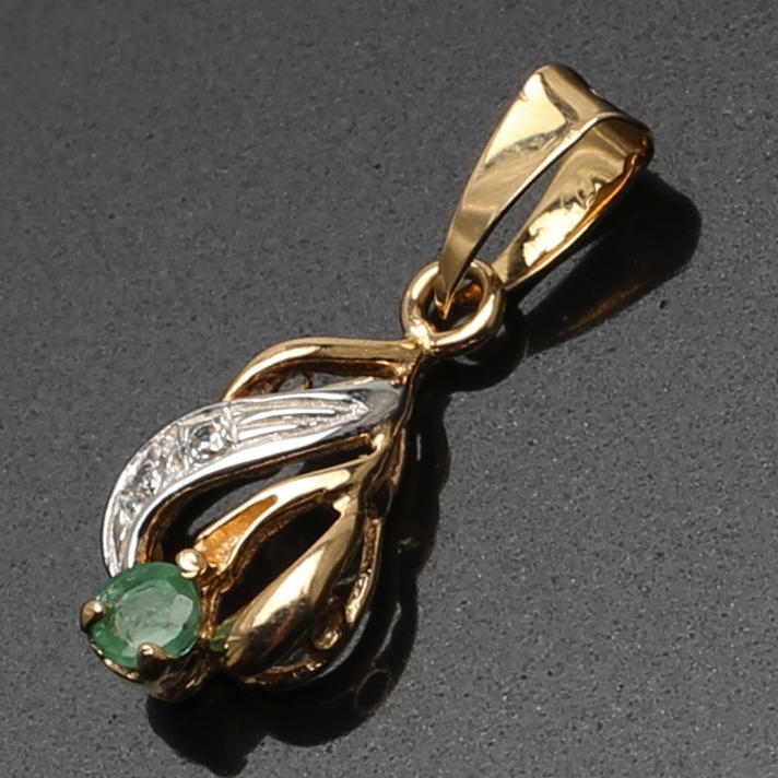 HÄNGE 18 K guld med smaragd och diamant. Vikt 0,67 g.