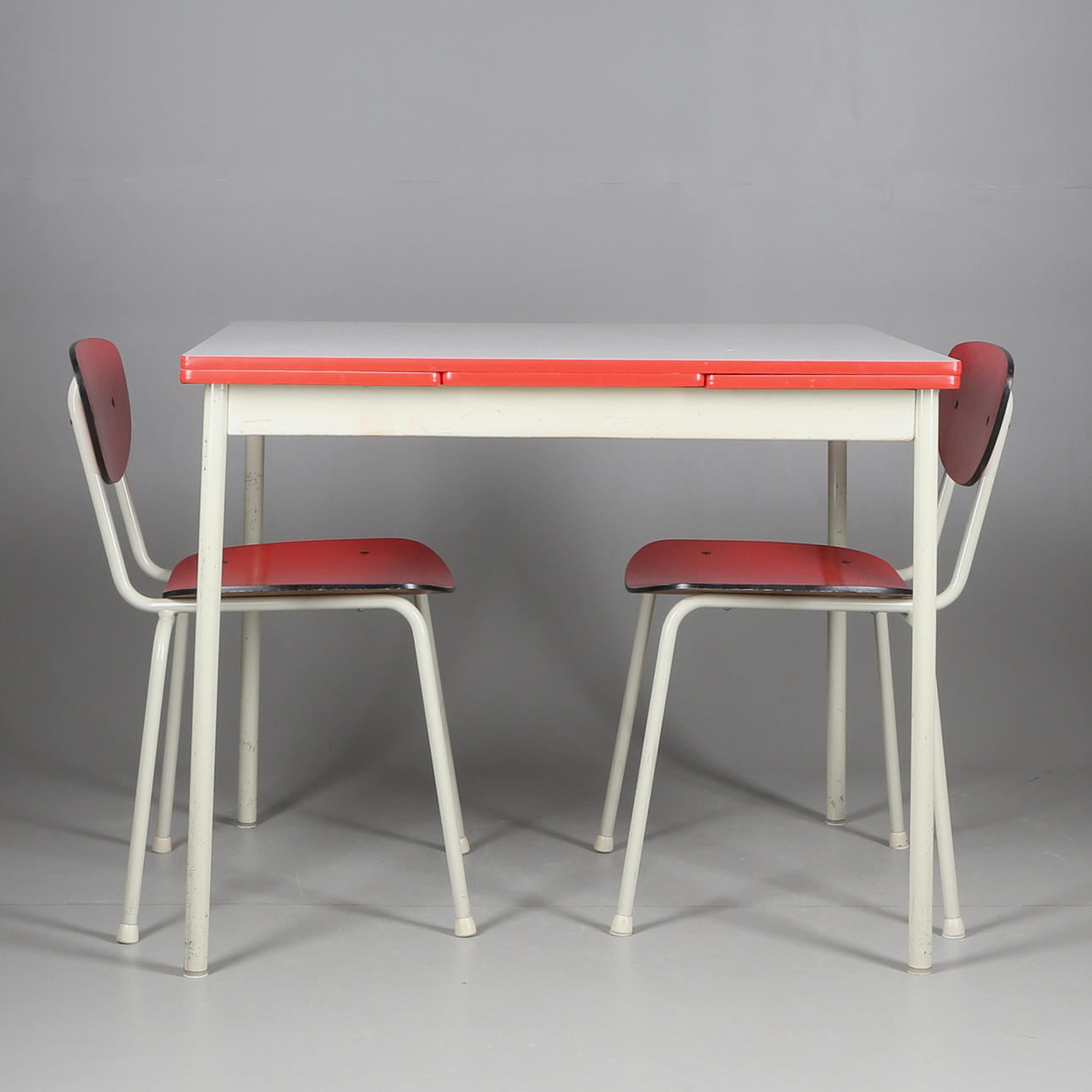 KÖKSBORD med perstorpsskiva, samt STOLAR, 2 st, omkring 1900-talets mitt.