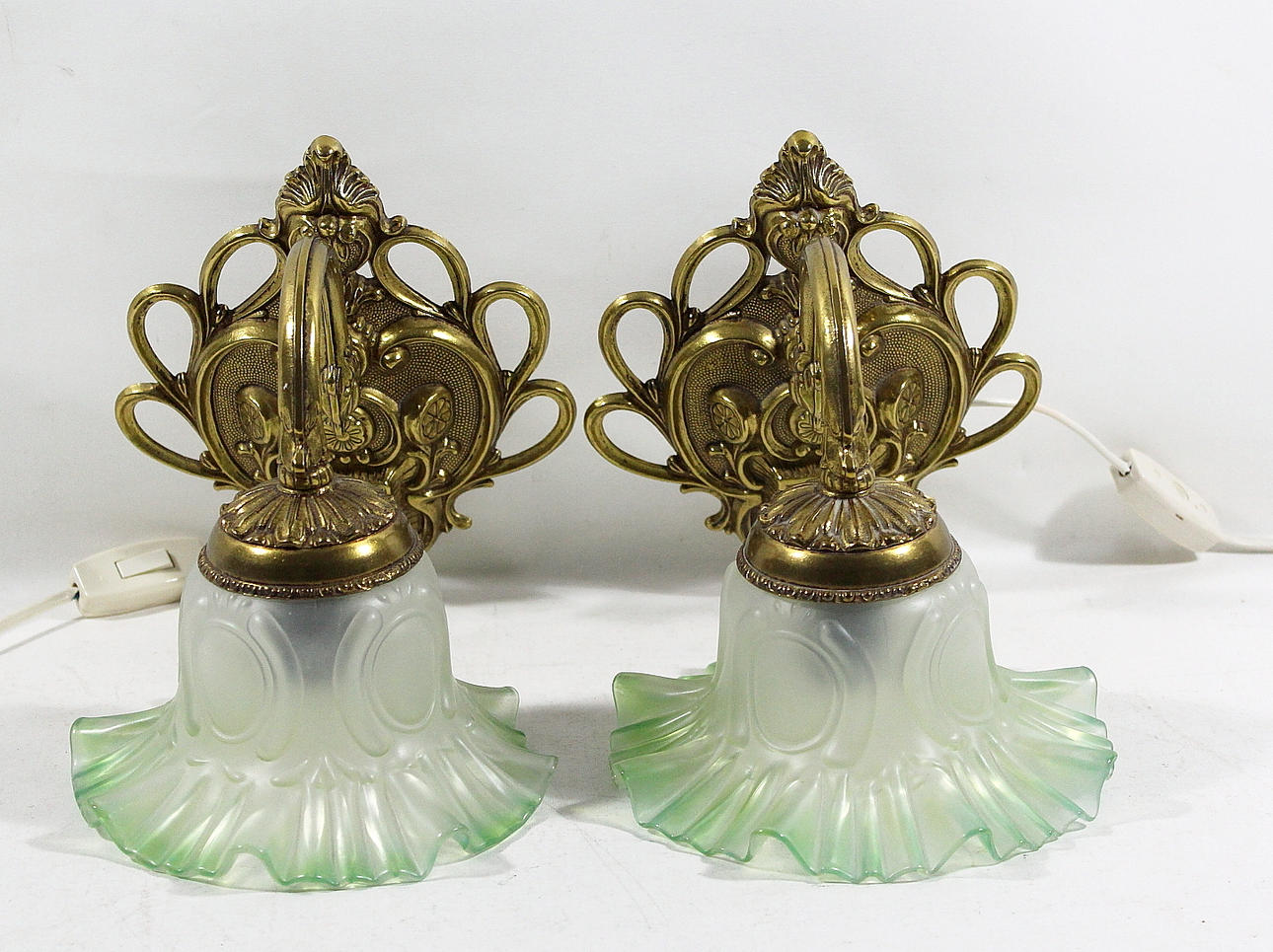 VÄGGLAMPOR, paret, malm med glaskupor.