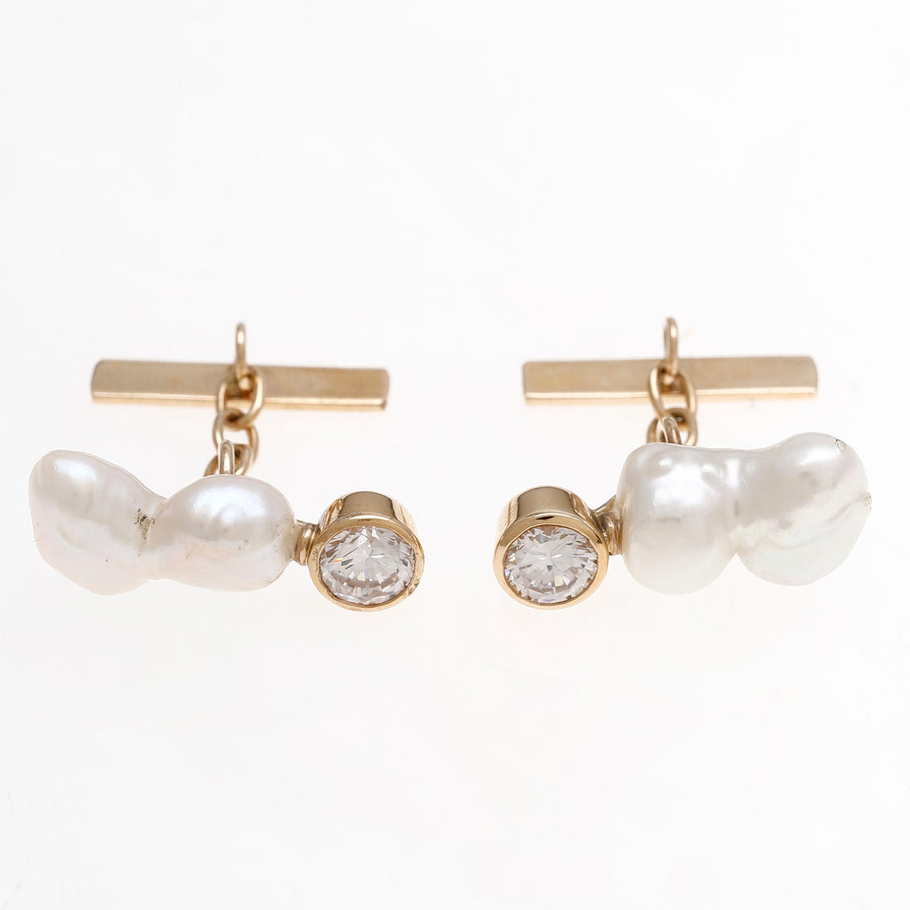 Gemelos de perlas y circonitas.