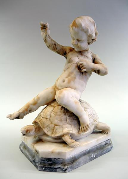 MARMOR SKULPTUR, pojke på en sköldpadda.