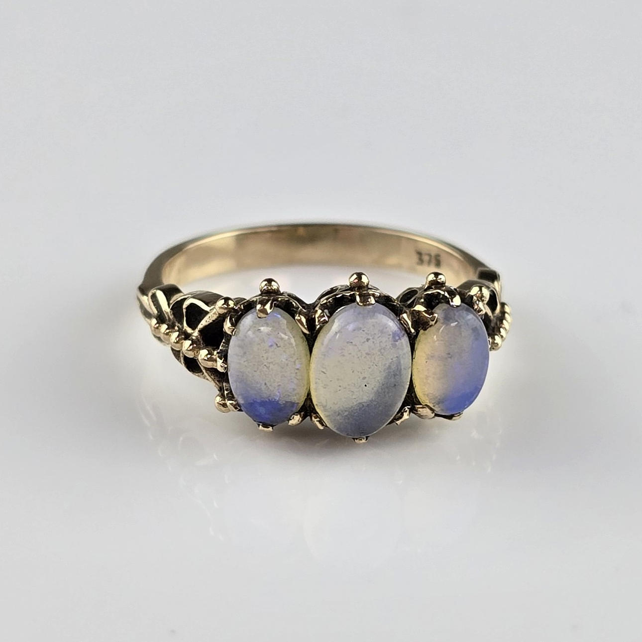 - OPAL RING - yellow gold 375/000 (9K), ring size 53.