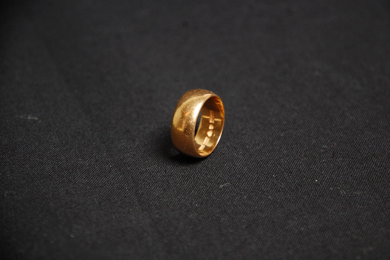 RING, 18 k guld, vikt 8 g.