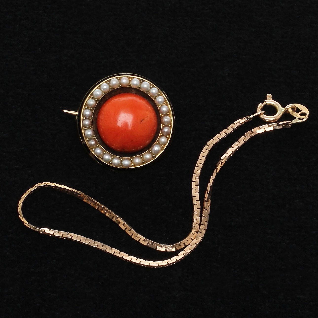 ARMBAND samt BROSCH, låghaltigt guld, 1800/1900-tal.