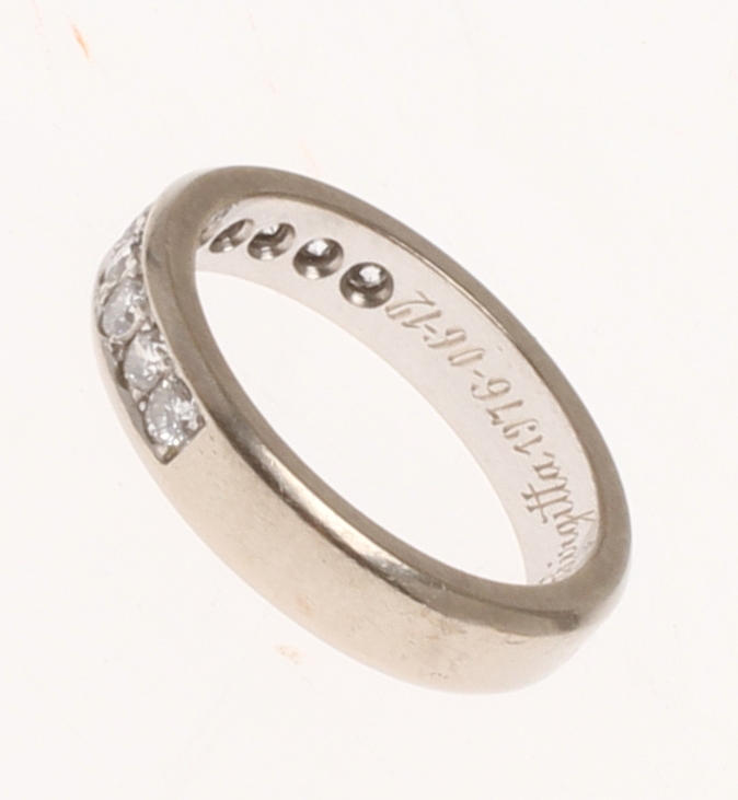 RING, 18k vitguld med tio briljantslipade diamanter om tot enlig gravyr 0,5ct. Vikt 5,7 gram.