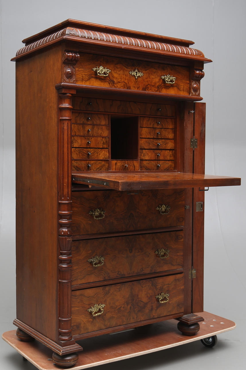 CHIFFONJE, valnöt, nyrenässans, 1800/1900-tal.