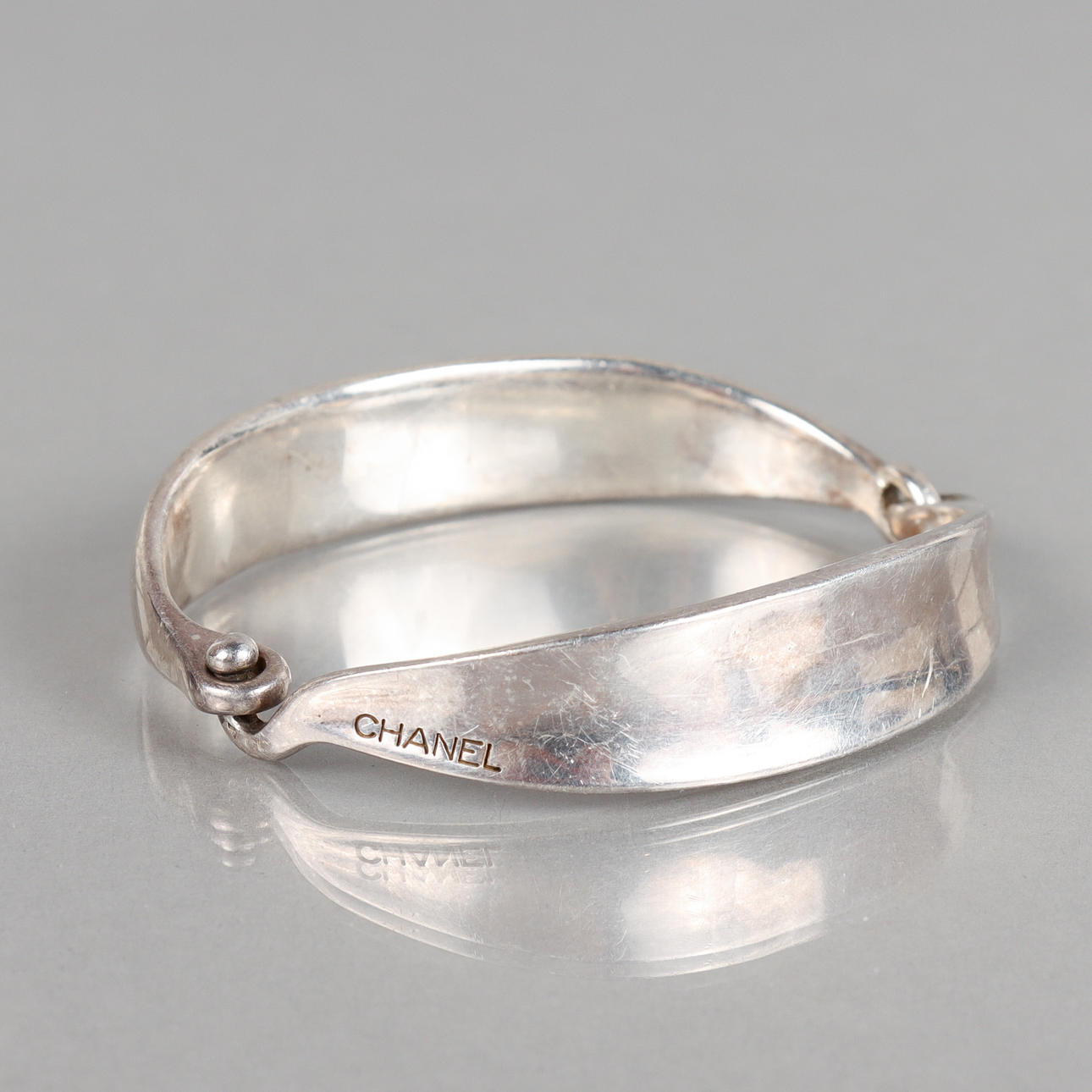 Pulsera CHANEL de plata de ley.