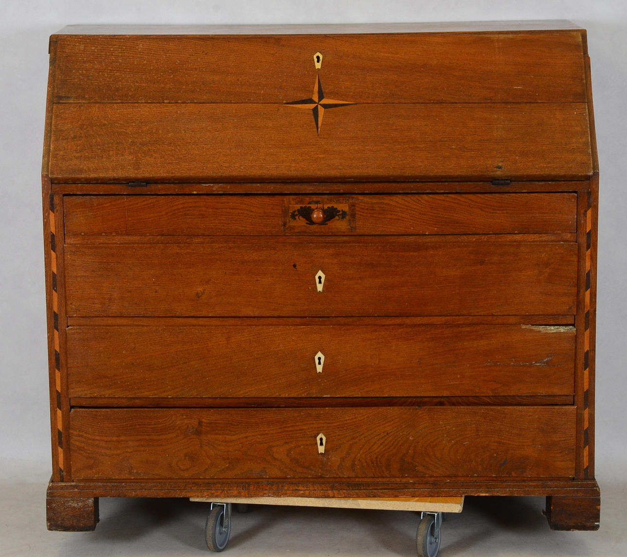 SNEDKLAFFSEKRETÄR med intarsia, ek.