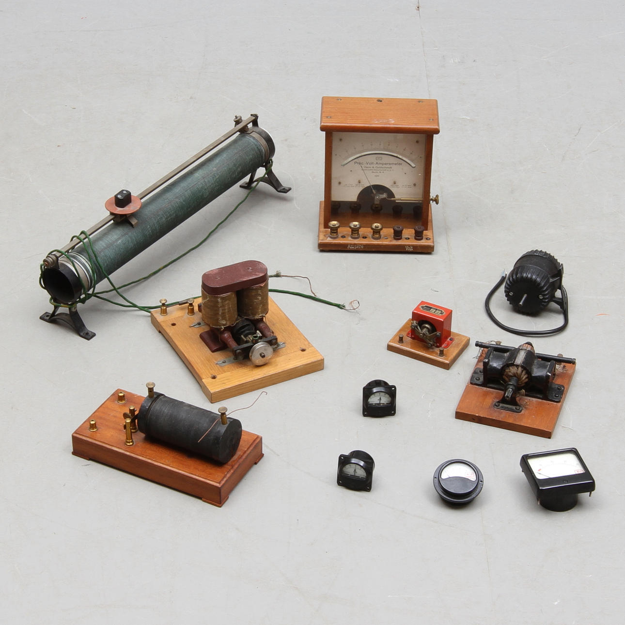 INSTRUMENT för fysikaliska experiment. Proveniens Saltsjöbadens samskola 1910-1920 tal.