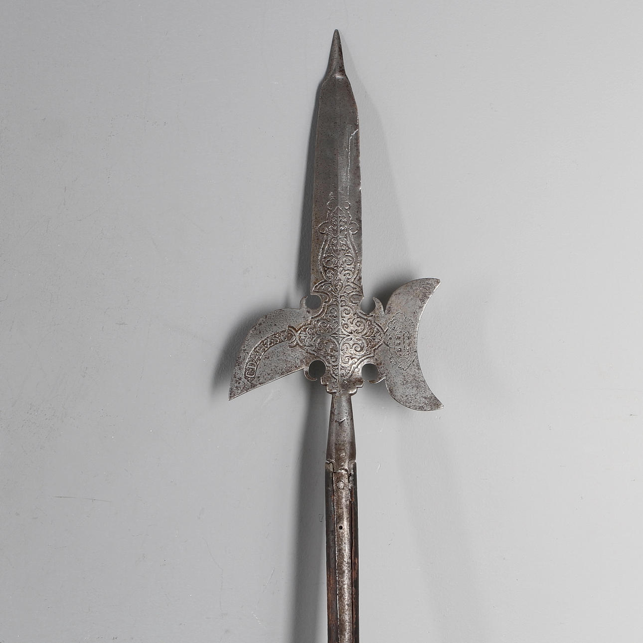 HILLEBARD, bär datering 1602.