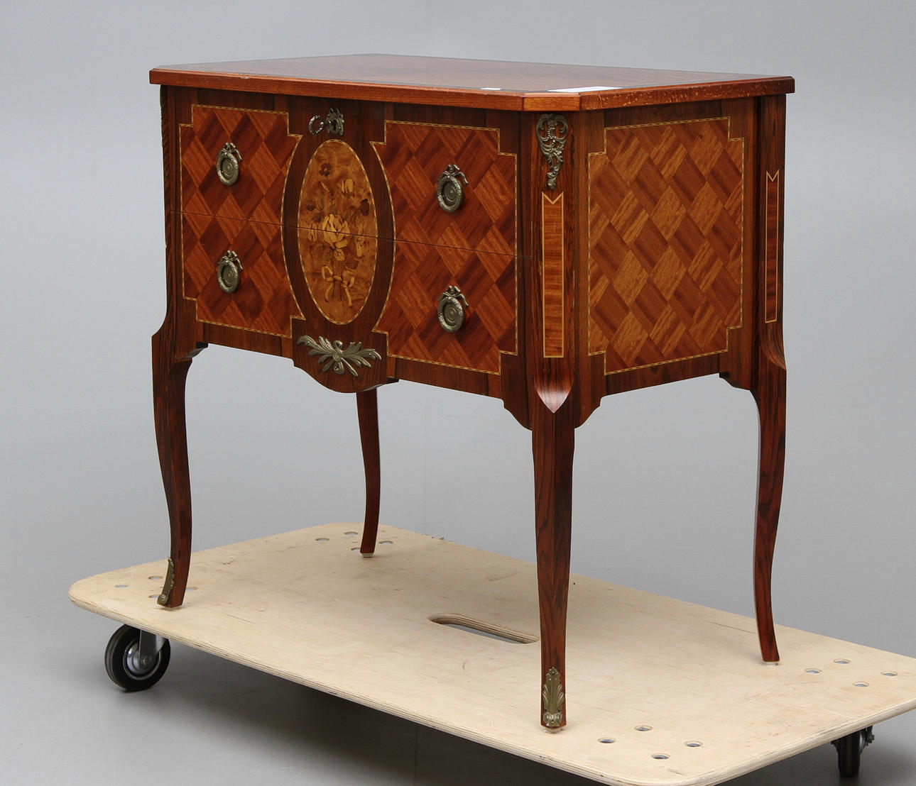 BYRÅ, gustaviansk stil, 1900 tal.