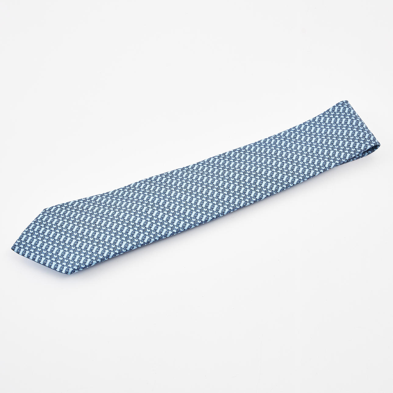 HERMÈS, patterned tie in silk, in original packaging.
