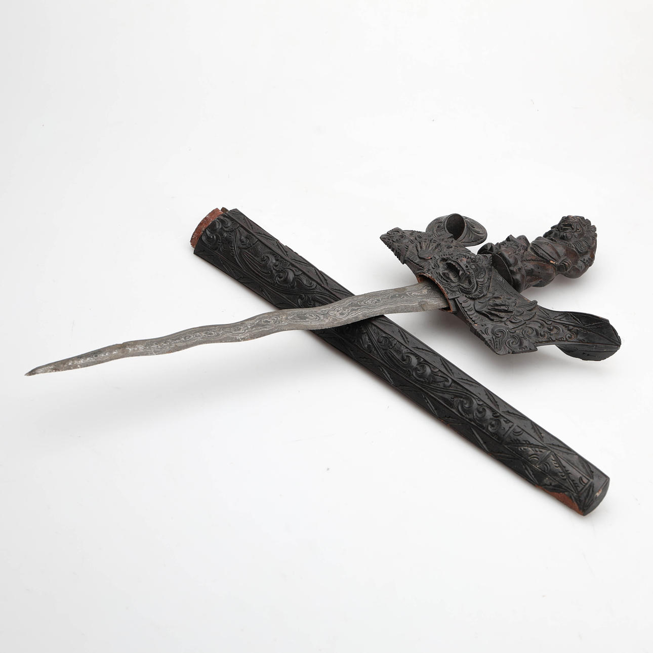 KRISS, daga con hoja ondulada, madera tallada.