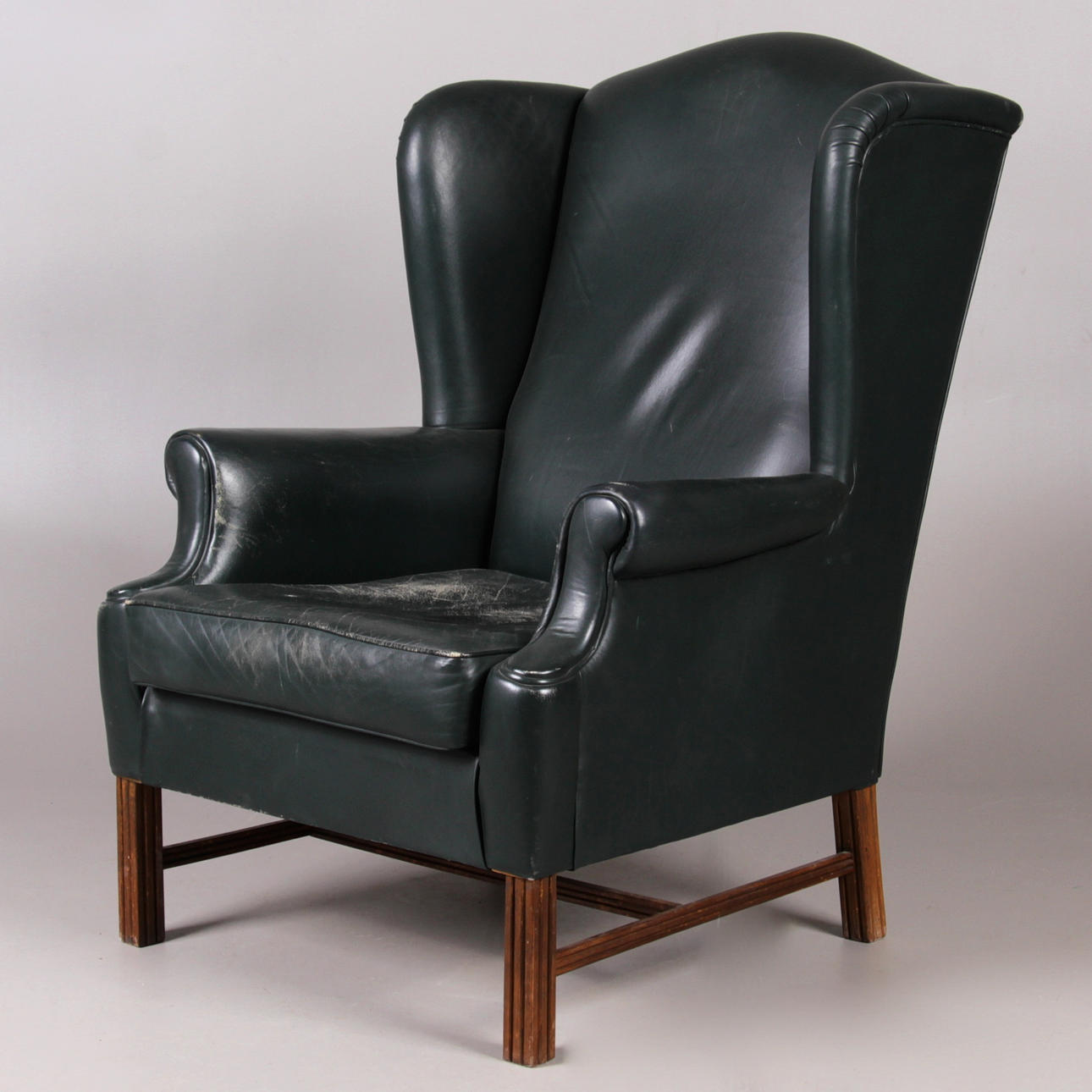 ÖRONLAPPSFÅTÖLJ, skinn, 1900-tal.