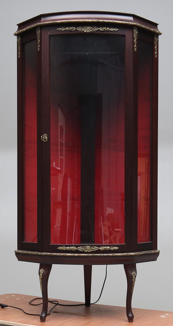 HÖRNSKÅP, Louis XVl- stil.