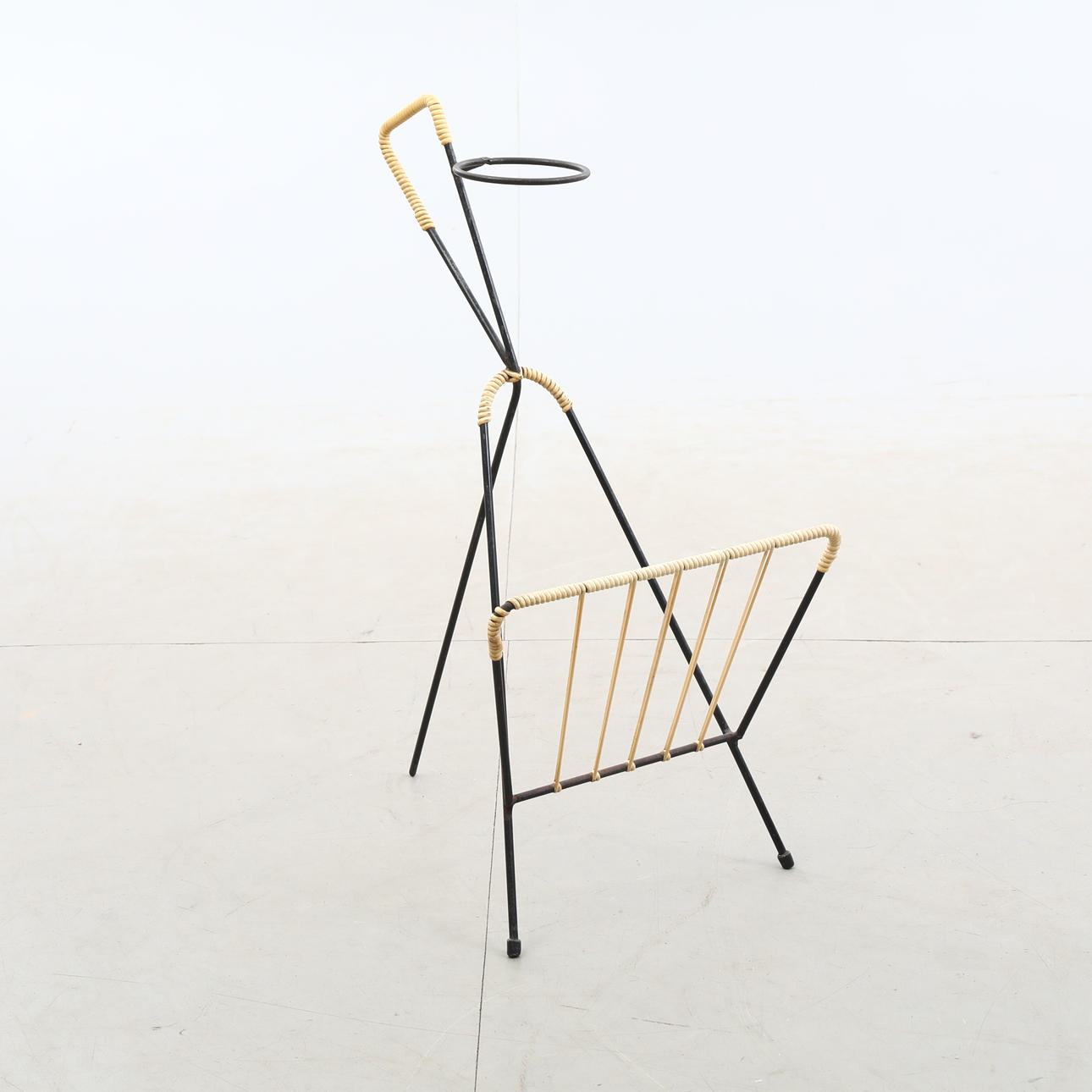 TIDNINGSSTÄLL, string, 1900-talets mitt.