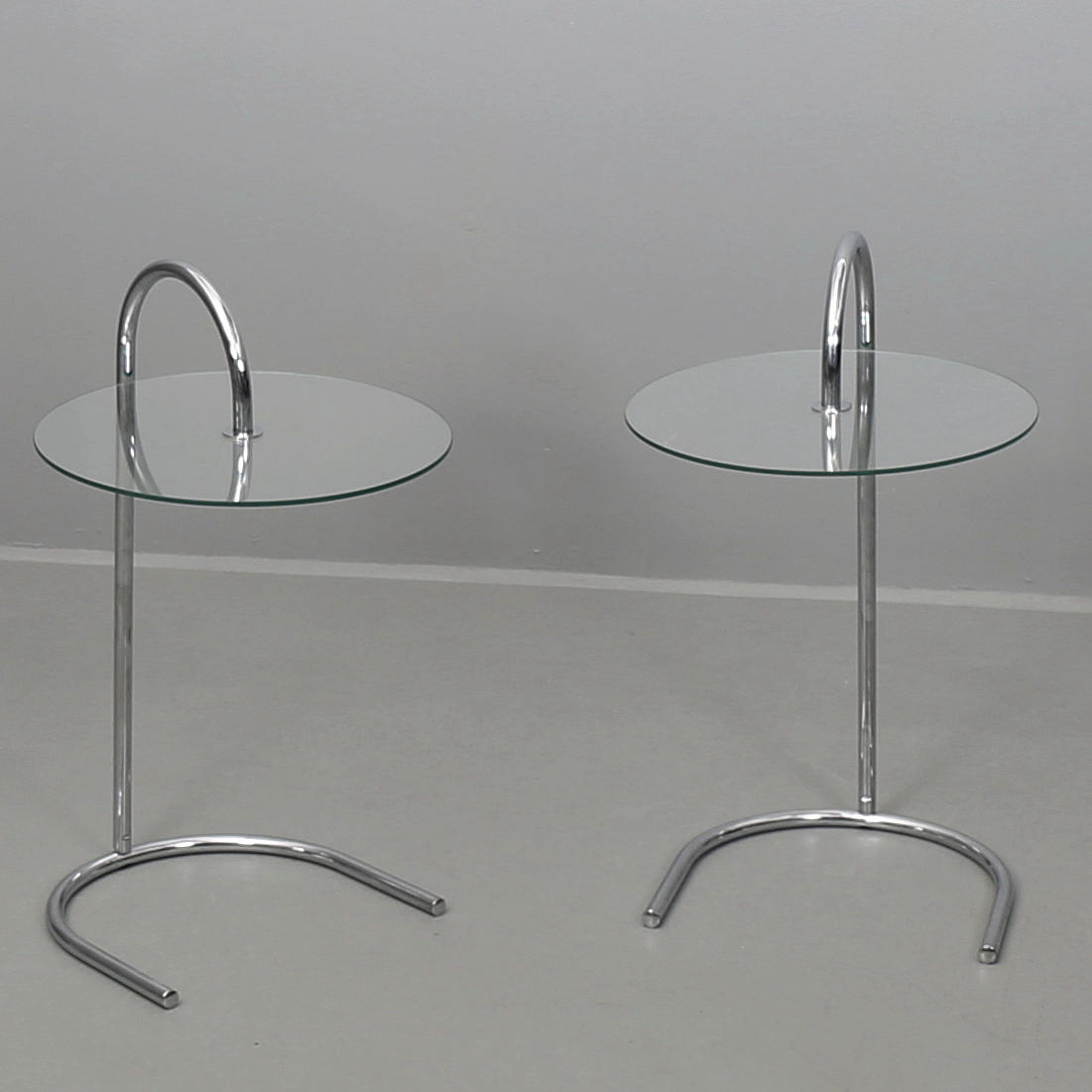 BORD, vitmetall och glas, ett par, modern design.