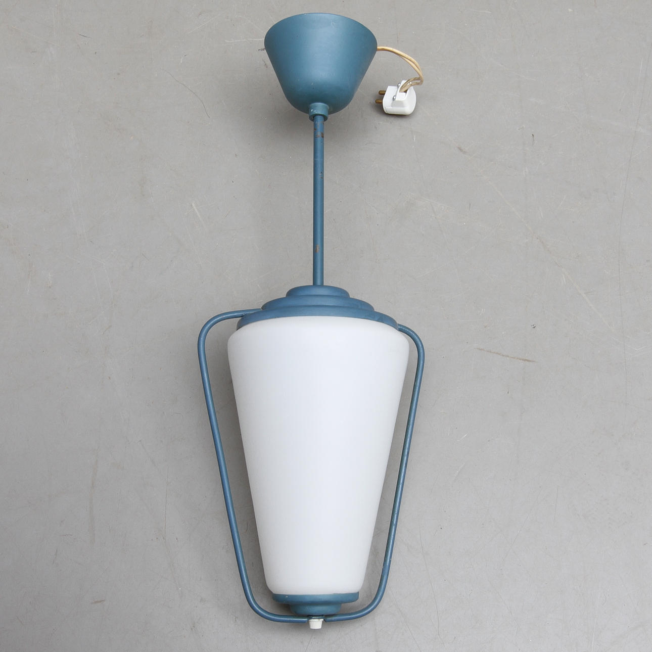 TAKLAMPA, omkring 1900-talets mitt. Höjd ca 50 cm.