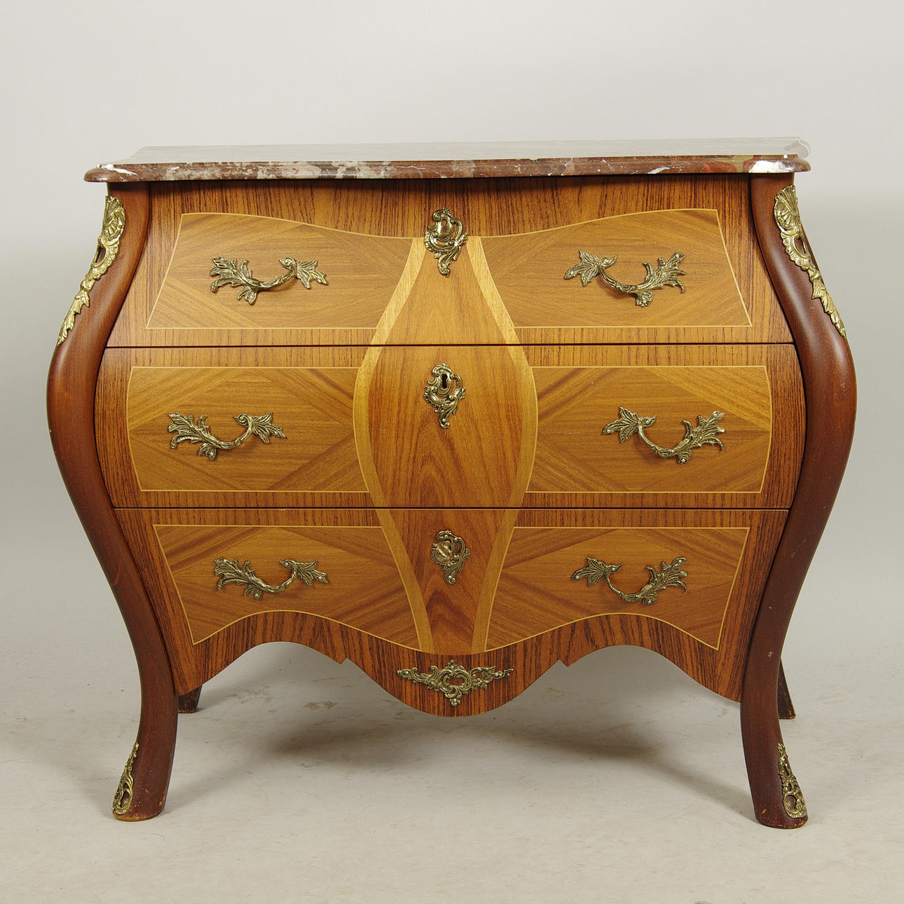 BYRÅ, 3-lådig, stenskiva, mahogny med intarsia/bronser, rokokostil, 1900-tal.