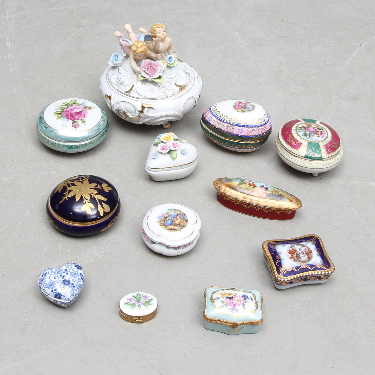 DOSOR 11 st, BONBONJÄR, porslin, 1900-tal.