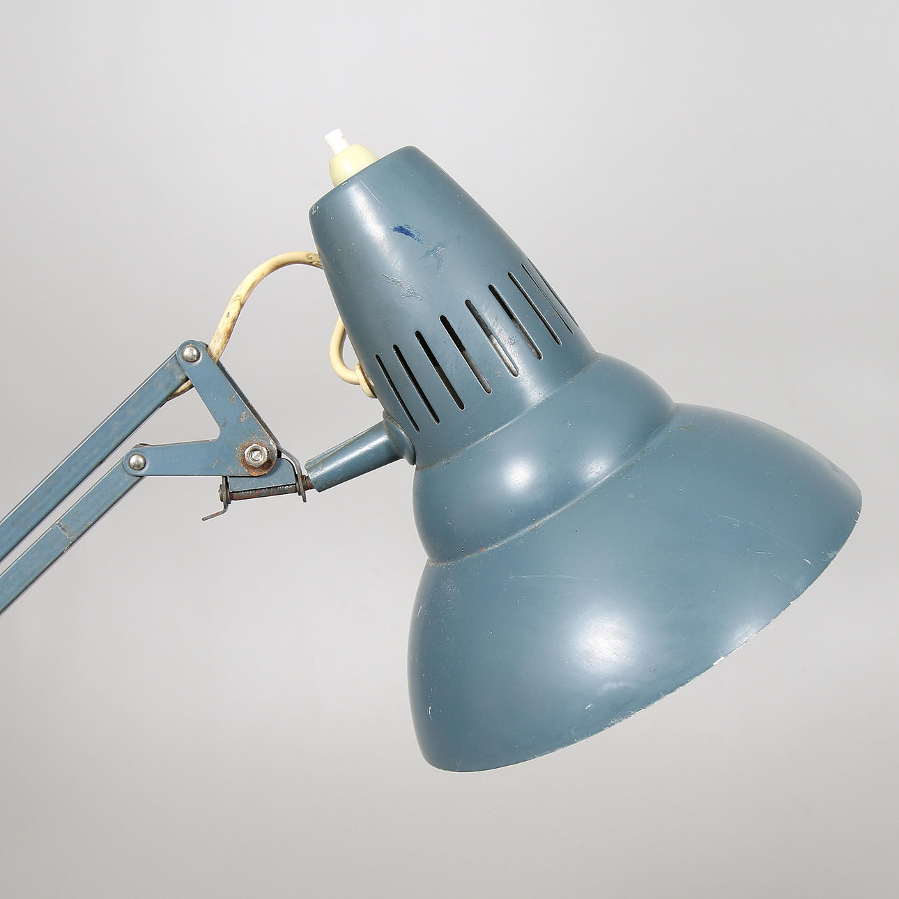 SKRIVBORDSLAMPA, F-B typ 6550. 1900-talets andra hälft.