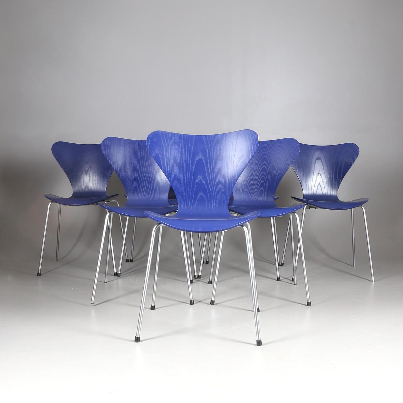 STOLAR, 7 st, "Sjuan", Arne Jacobsen, Fritz Hansen, Danmark, 2001.