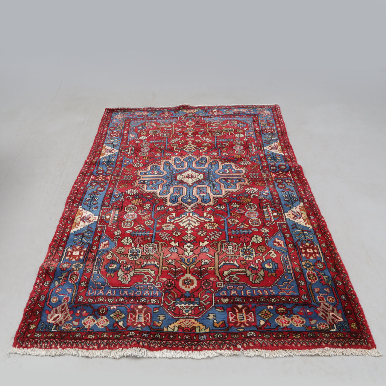 EIN TEPPICH, orientalisch, rot/blau. 230 x 150 cm.