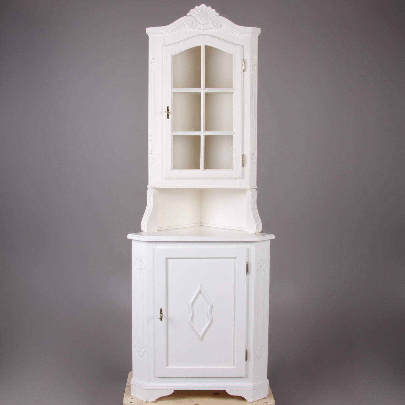 HÖRNSKÅP, vitmålat, 1900-talets andra hälft.