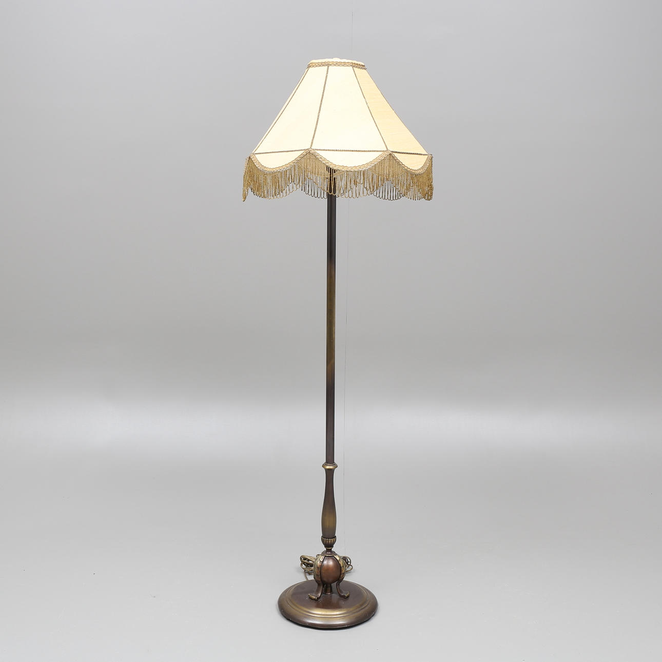 GOLVLAMPA, metall, 1900-tal.