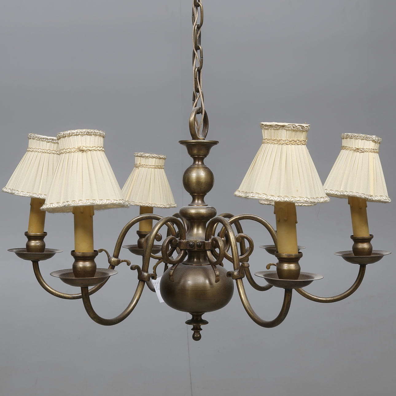 TAKLAMPA, malm, barockstil, 1900-tal, höjd utan kedja ca. 36 cm.