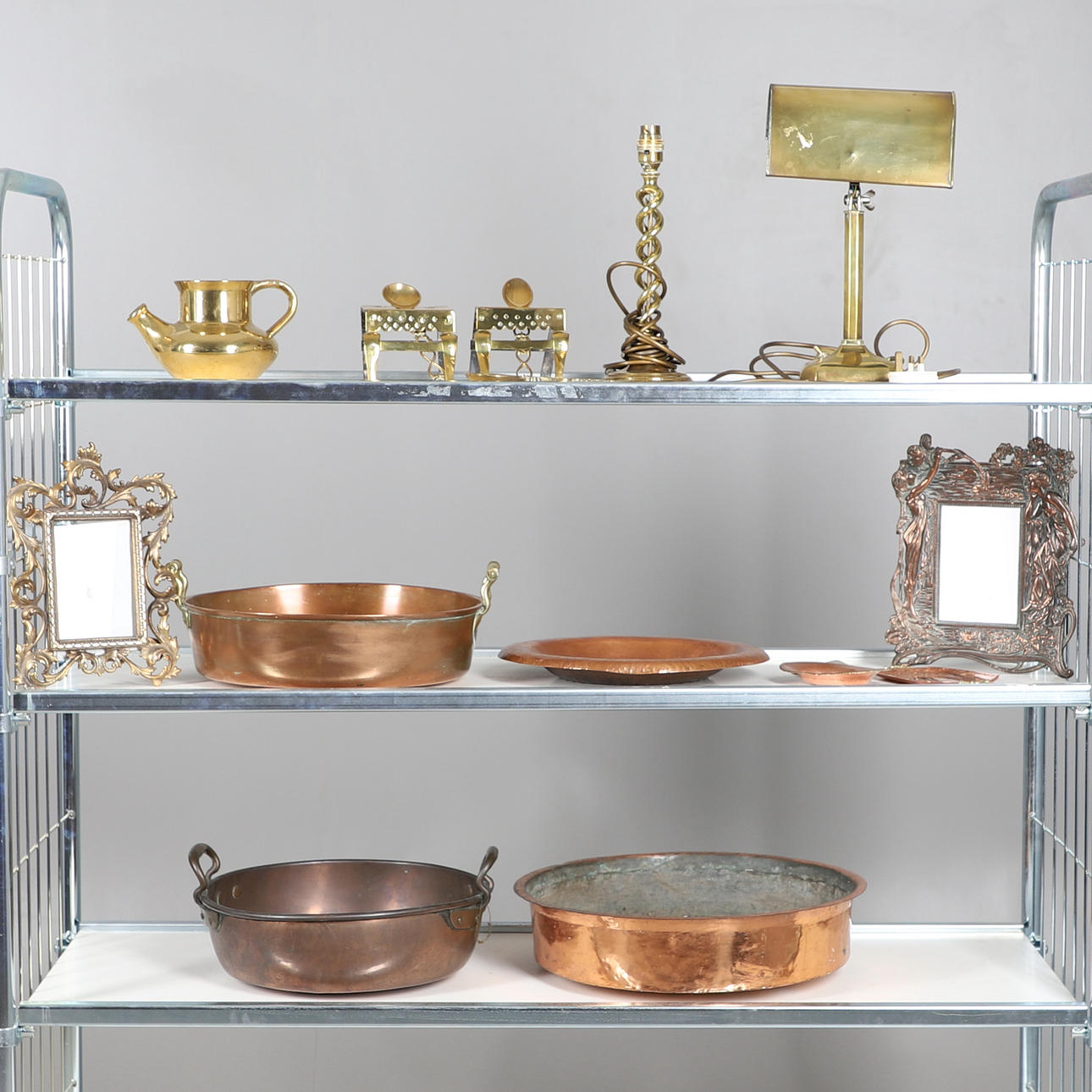 EINE LESELAMPE AUS MESSING.